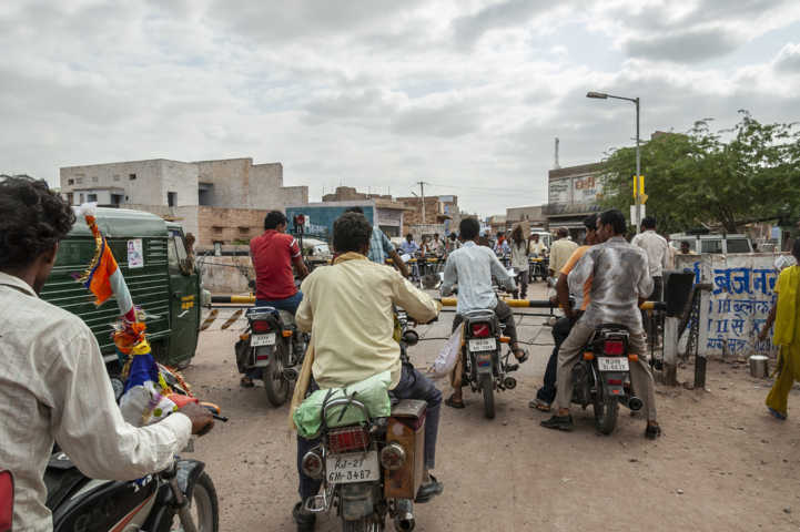105 - India - paso a nivel